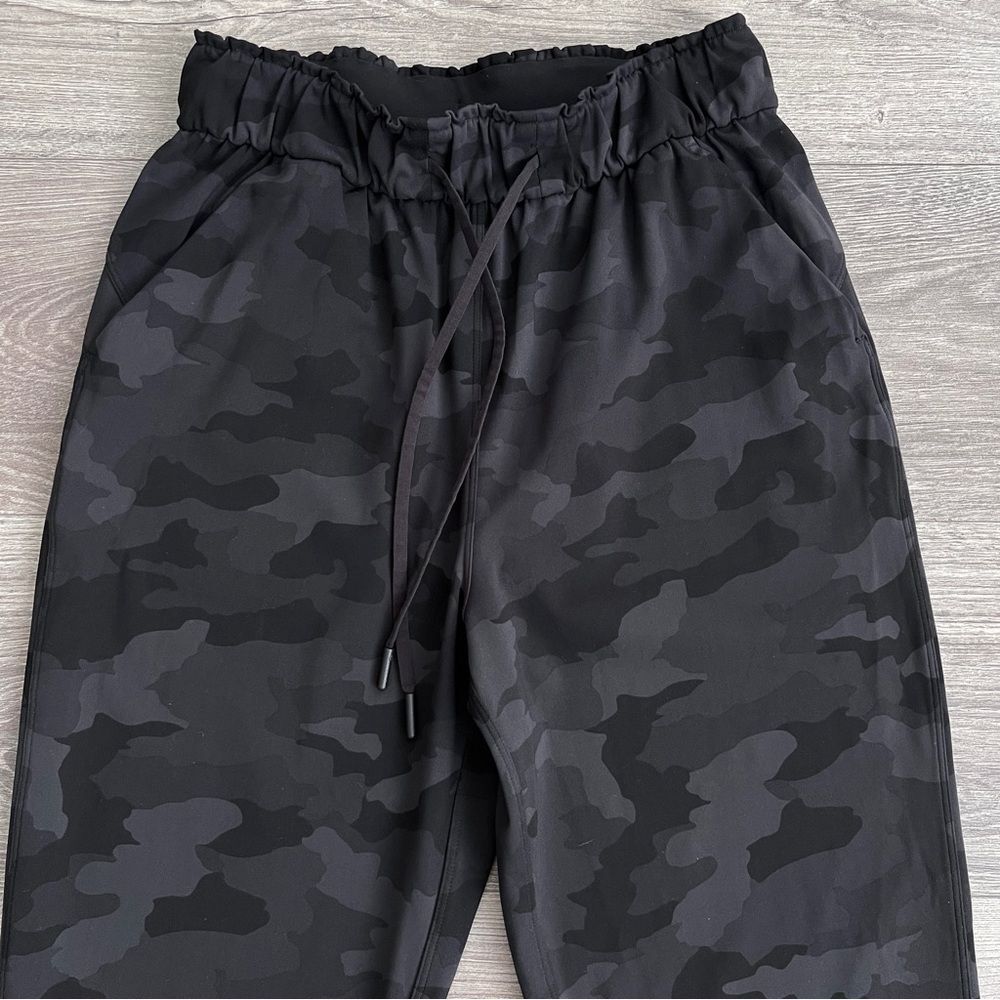 LULULEMON High Rise Joggers Size 4 Camo Gray Black Luxtreme Activewear Casual - Picture 3 of 8